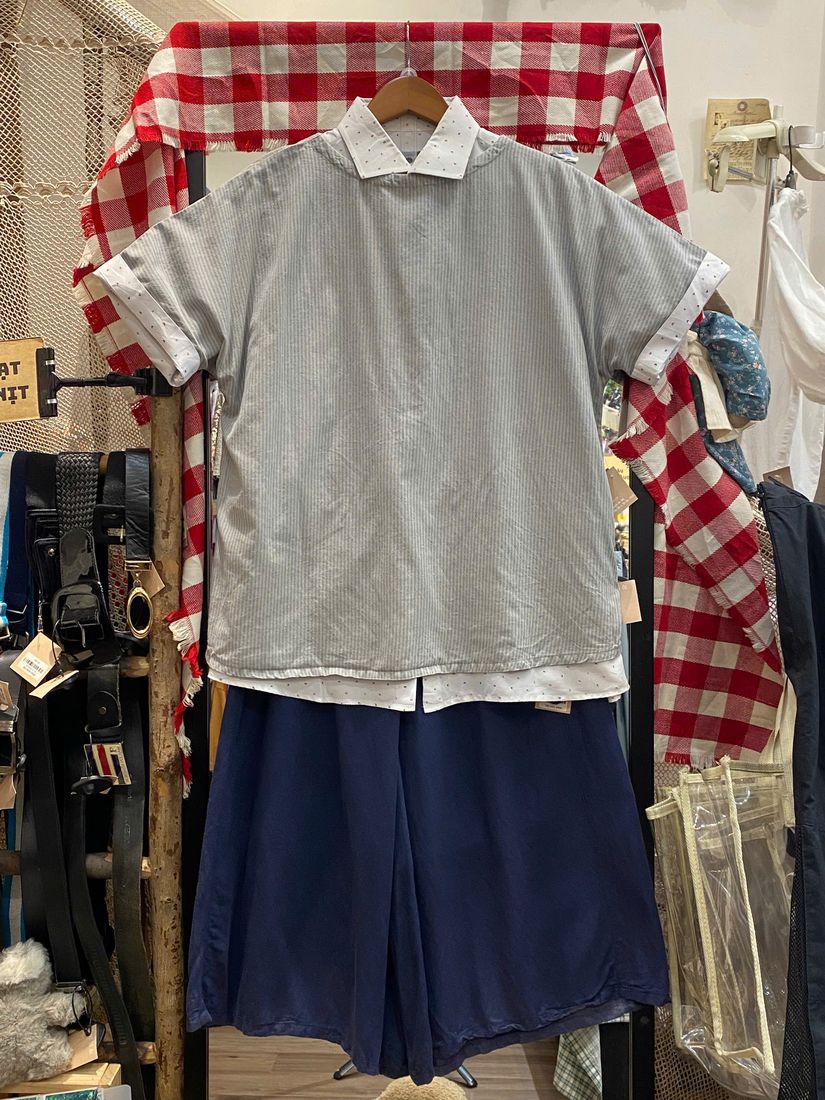 Áo sơ mi ngắn tay xám nhạt phối quần short ống rộng xanh navy