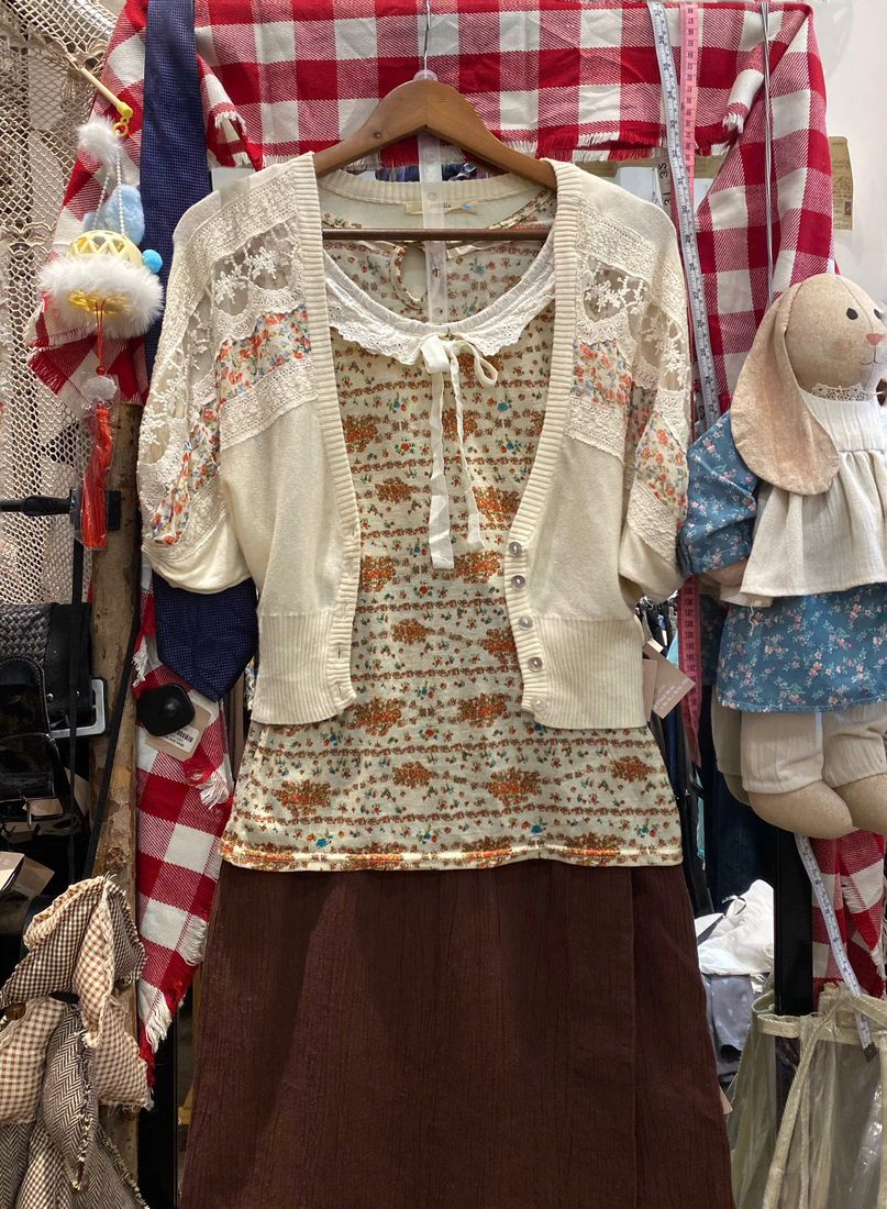 Áo cardigan kem hoa nhí phối áo họa tiết hoa bên trong và chân váy nâu