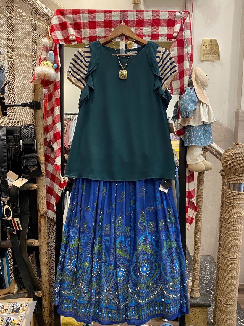 Áo hai dây xanh rêu tay bèo kẻ sọc phối chân váy xanh dương họa tiết boho