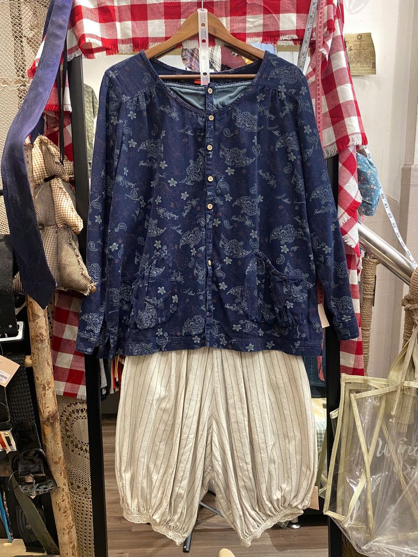 Áo cardigan họa tiết hoa xanh navy phối quần lửng kem