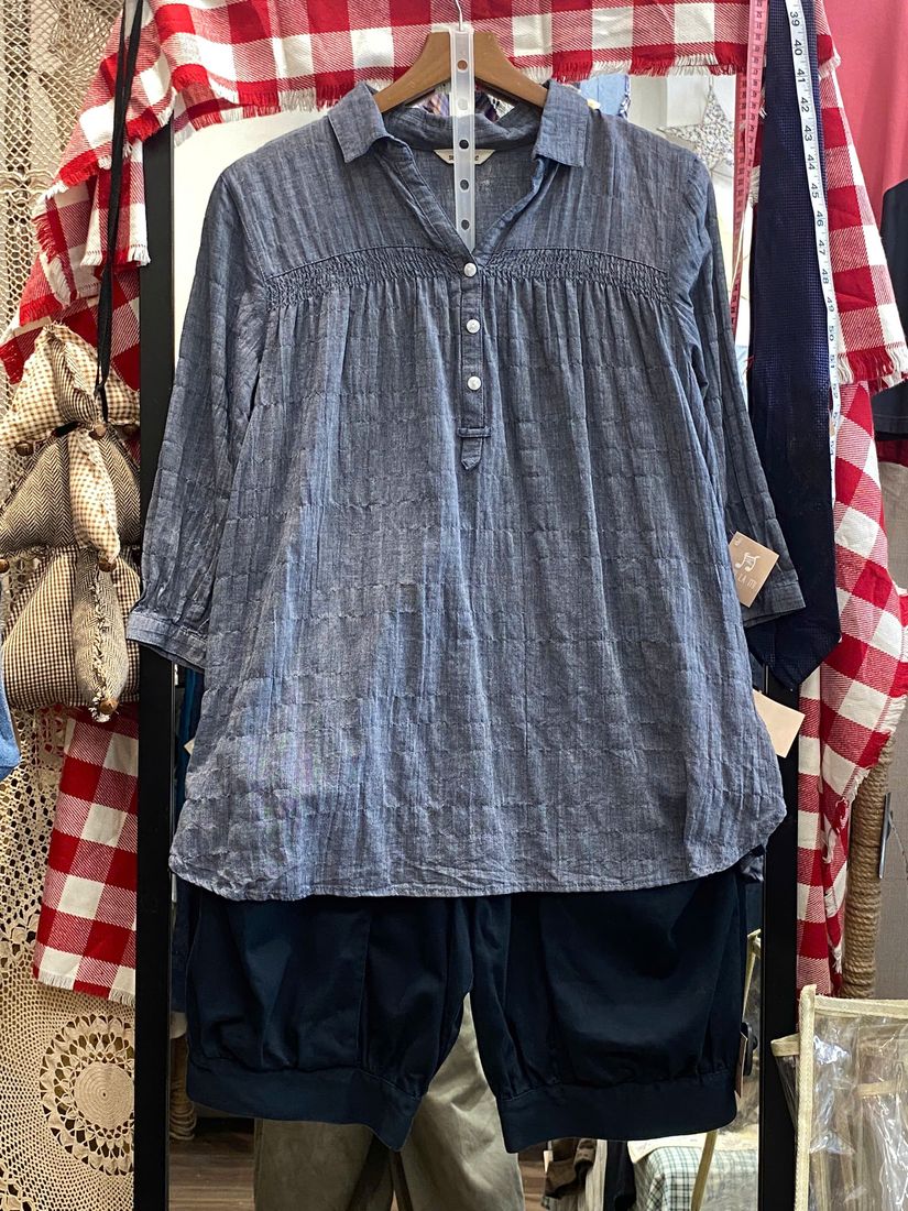 Áo sơ mi jean xanh nhạt cổ bẻ phối quần lửng xanh navy